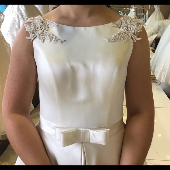 Bride's dress with pearled veil - Picture 5 of 7